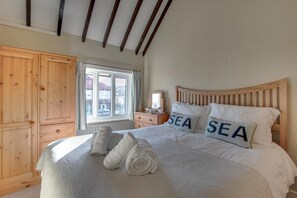 3 bedrooms, iron/ironing board, travel cot, free WiFi - 3 Bed in Sandsend (oc-wa241) (Sandsend)