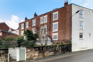 Exterior - 4 Bed in Whitby (oc-w474) (Whitby)