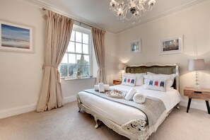 Iron/ironing board, travel cot, free WiFi, bed sheets - 4 Bed in Whitby (oc-w474) (Whitby)