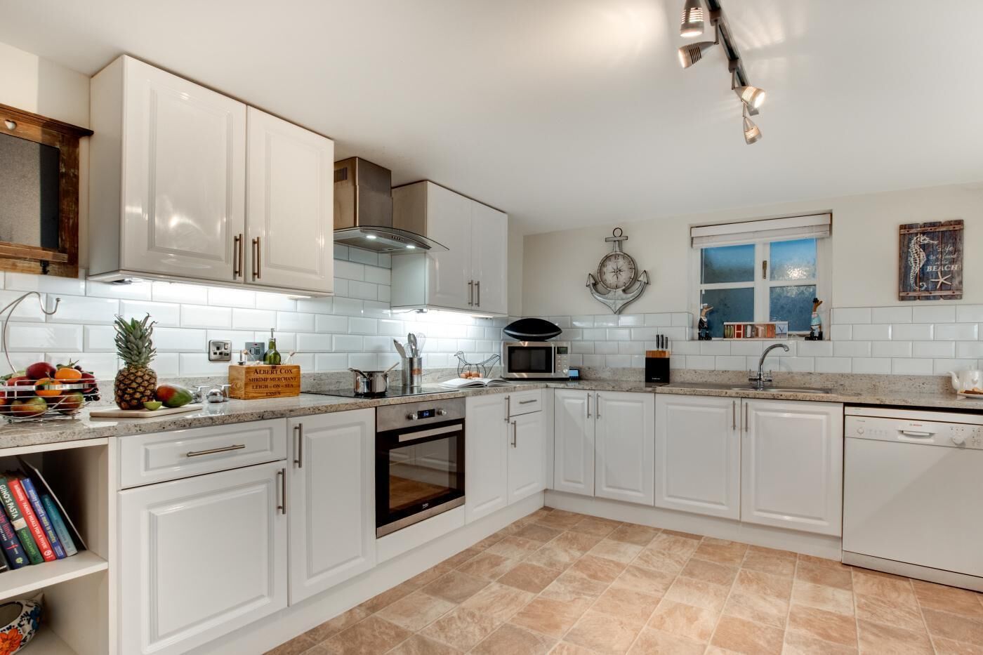 Mikrowelle, Ofen, Geschirrspüler, Hochstuhl