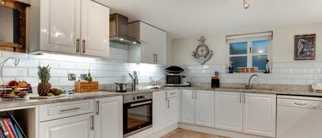 Mikrowelle, Ofen, Geschirrspüler, Hochstuhl