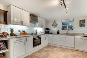 Microwave, oven, dishwasher, high chair - 4 Bed in Whitby (oc-w474) (Whitby)
