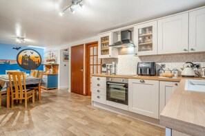 Microwave, oven, dishwasher, high chair - 4 Bed in Whitby (oc-w506) (Whitby)