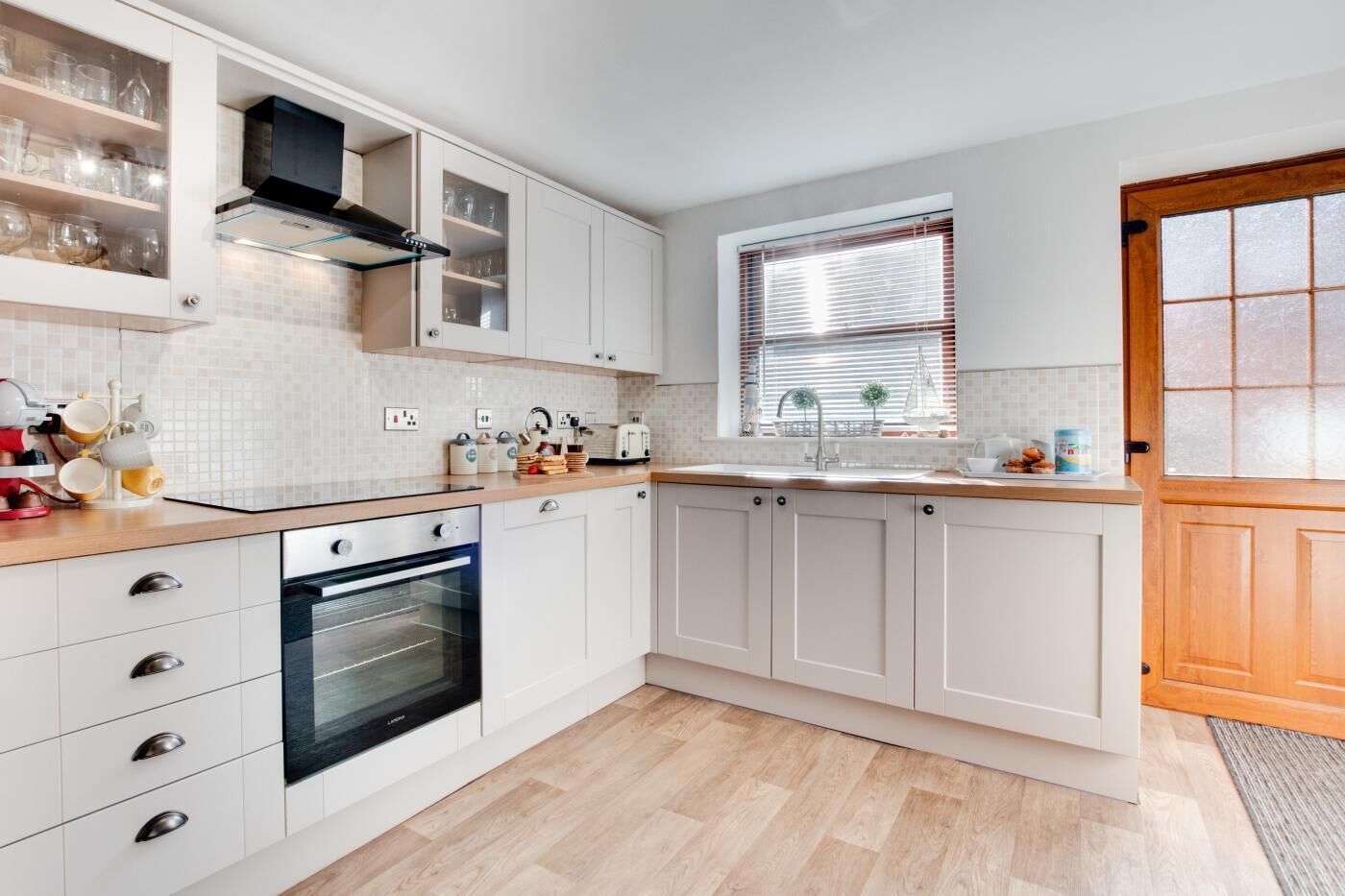 Micro-ondes, four, lave-vaisselle, chaise haute