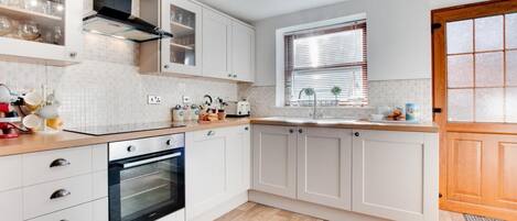 Mikrowelle, Ofen, Geschirrspüler, Hochstuhl