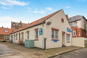 Exterior - 4 Bed in Whitby (oc-w506) (Whitby)