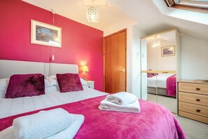 4 bedrooms, iron/ironing board, travel cot, free WiFi - 4 Bed in Whitby (oc-w506) (Whitby)