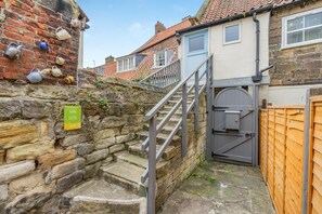 Property grounds - 2 Bed in Whitby (oc-w472) (Whitby)