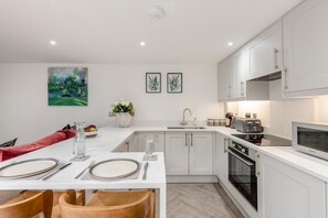 Oven, dishwasher, cookware/dishes/utensils