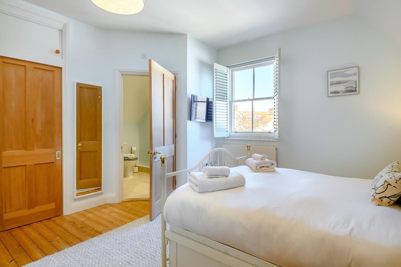 Silitysrauta/-lauta, ilmainen Wi-Fi, vuodevaatteet