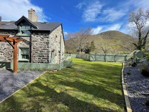 Cottage | Property grounds - Old Chapel House (Llanfairfechan)