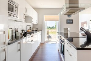 Micro-ondes, four, lave-vaisselle