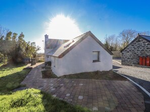 Property grounds - TY'N LON, pet friendly, character holiday cottage in Chwilog (Pwllheli)