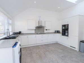 Private kitchen - TY'N LON, pet friendly, character holiday cottage in Chwilog (Pwllheli)