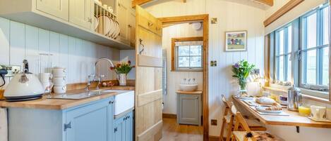 Mikrobølgeovn, ovn og kjøkkenutstyr