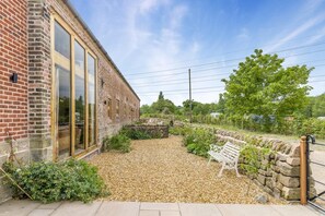 Terrace/patio - 4 Bed in Stoke-on-Trent (oc-c32195) (Stoke-on-Trent)