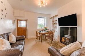 TV, fireplace - 2 Bed in Holloway (oc-b32124) (Holloway)