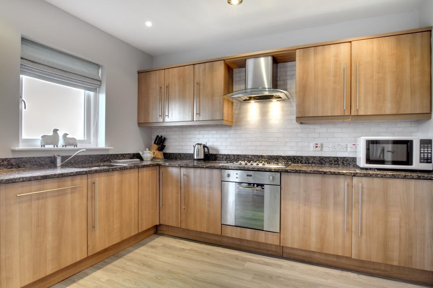 Micro-ondas, fogão, lava-louças, cadeirão de bebê