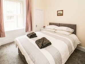 Room - THE KESI RESIDENCE, family friendly in Loftus (Saltburn-by-the-Sea)