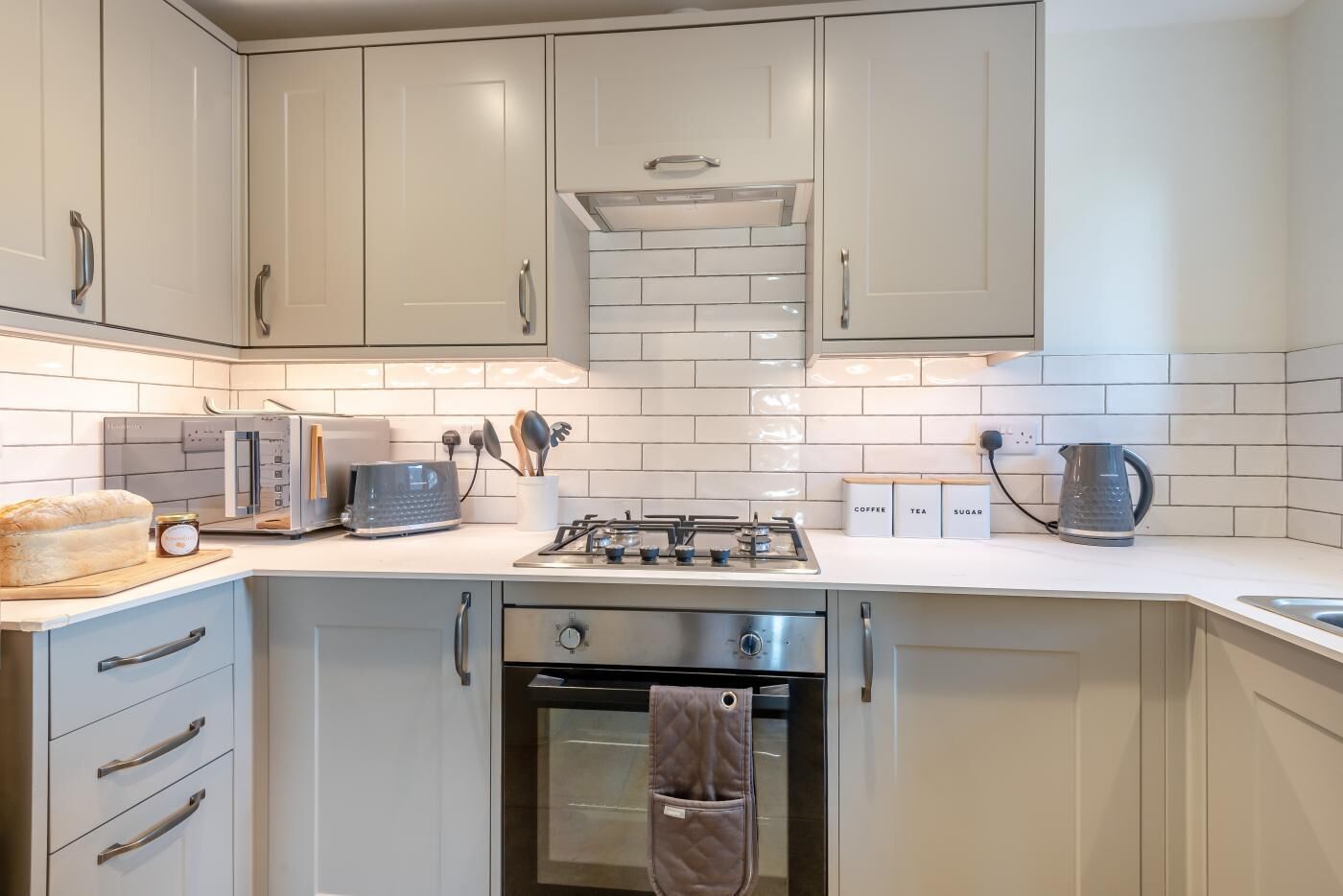 ميكروويف، فرن، غسالة أطباق، كرسي للأطفال