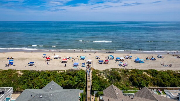 A beach with umbrellas and people. - 3min Walk to Beach with Heated Pool in Ocean Sands (Corolla)