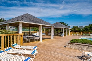Outdoor dining - 3min Walk to Beach with Heated Pool in Ocean Sands (Corolla)