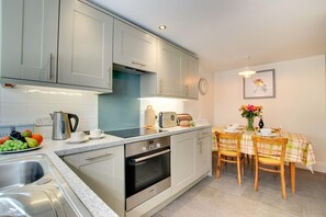 Oven, dishwasher, high chair, cookware/dishes/utensils - 3 Bed in St Ives (oc-vgn25) (St Ives)