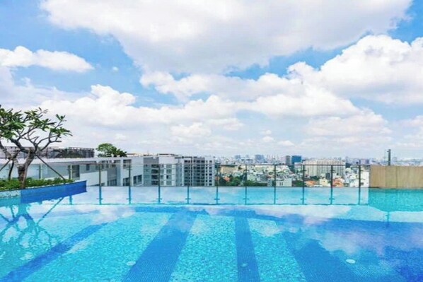 Una piscina al aire libre