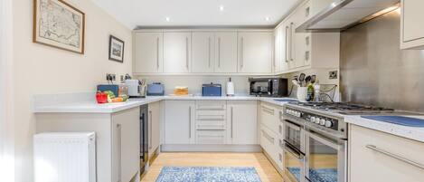 Microwave, oven, dishwasher, cookware/dishes/utensils