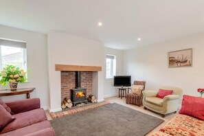 TV, fireplace - 3 Bed in Digby (oc-d32237) (Digby)