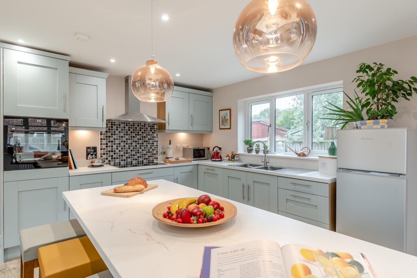 Micro-ondas, fogão, lava-louças, cadeirão de bebê