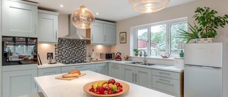 Micro-ondas, fogão, lava-louças, cadeirão de bebê