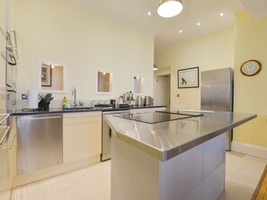 Private kitchen - THE OLD SIGNAL HOUSE, pet friendly in Kingsand And Cawsand (Torpoint)