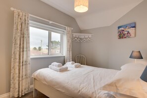 Iron/ironing board, travel cot, free WiFi, bed sheets - 3 Bed in Bamburgh (oc-gd1872) (Bamburgh)