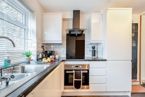 Microwave, oven, dishwasher, cookware/dishes/utensils - 2 Bed in Tenby (oc-t32194) (Tenby)