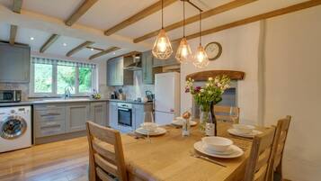 Oven, dishwasher, cookware/dishes/utensils