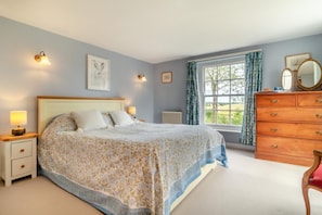 3 slaapkamers, een strijkplank/strijkijzer, reisbedje, gratis wifi