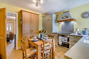 Een magnetron, een oven, kookgerei, borden en bestek