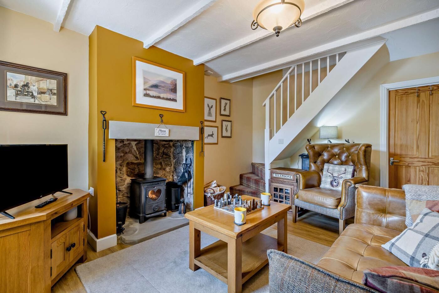 Televisión y chimenea 