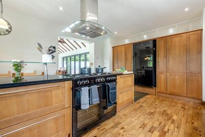 Oven, dishwasher, high chair, cookware/dishes/utensils - 5 Bed in Blashford (oc-b32253) (Ringwood)