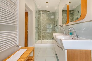 Towels - 5 Bed in Blashford (oc-b32253) (Ringwood)