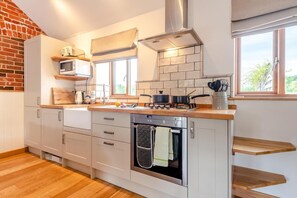 Microwave, oven, cookware/dishes/utensils - 1 Bed in Blashford (oc-d32251) (Ringwood)