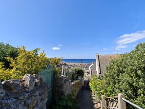 Property grounds - 3 Bed in Portland (oc-s32276) (Portland)