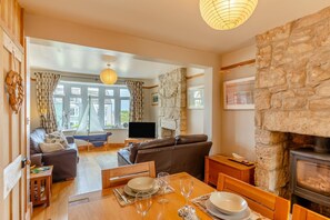 TV, fireplace - 3 Bed in Portland (oc-s32276) (Portland)