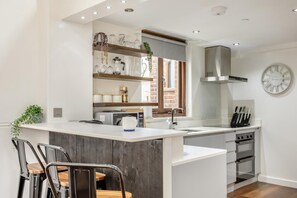 Microwave, oven, dishwasher, cookware/dishes/utensils - 2 Bed in Winfrith Newburgh (oc-t32115) (Winfrith Newburgh)