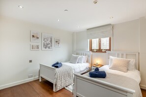 Iron/ironing board, free WiFi, bed sheets - 2 Bed in Winfrith Newburgh (oc-t32115) (Winfrith Newburgh)