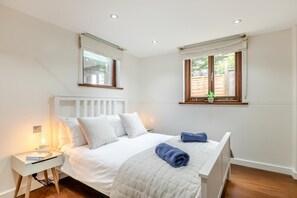 Iron/ironing board, free WiFi, bed sheets - 2 Bed in Winfrith Newburgh (oc-t32115) (Winfrith Newburgh)