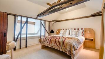 Iron/ironing board, travel cot, free WiFi, bed sheets