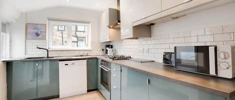 Oven, dishwasher, cookware/dishes/utensils