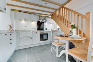 Microwave, oven, dishwasher, cookware/dishes/utensils - 1 Bed in Porthleven (oc-crnest) (Porthleven)